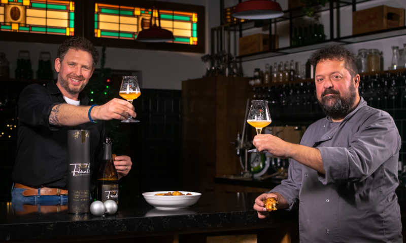 Brouwer Marc Janssen en biersommelier Arvid Bergstrom proosten op de Grolsch Finale oliebollen